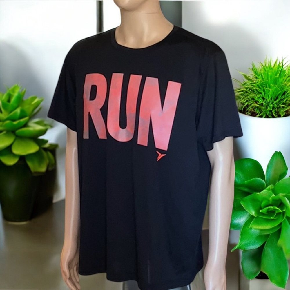 Old Navy Men's Active “RUN” Graphic Go-Dry T-Shirt - Picture 8 of 16
